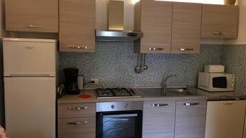 Wasserkocher mit Kaffee-/Teezubehör, Kühlschrank, Mikrowelle, Ofen