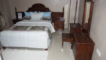 Ropa de cama de alta calidad, minibar y decoración personalizada