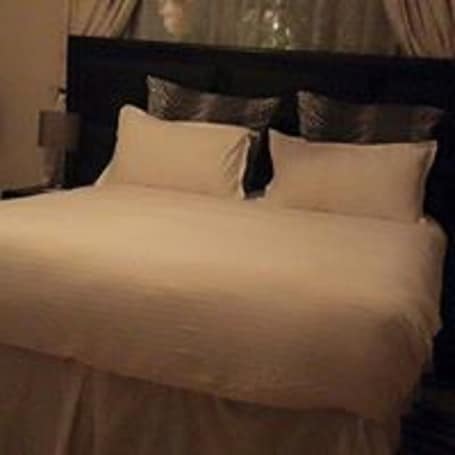 Ropa de cama de alta calidad, minibar y decoración personalizada