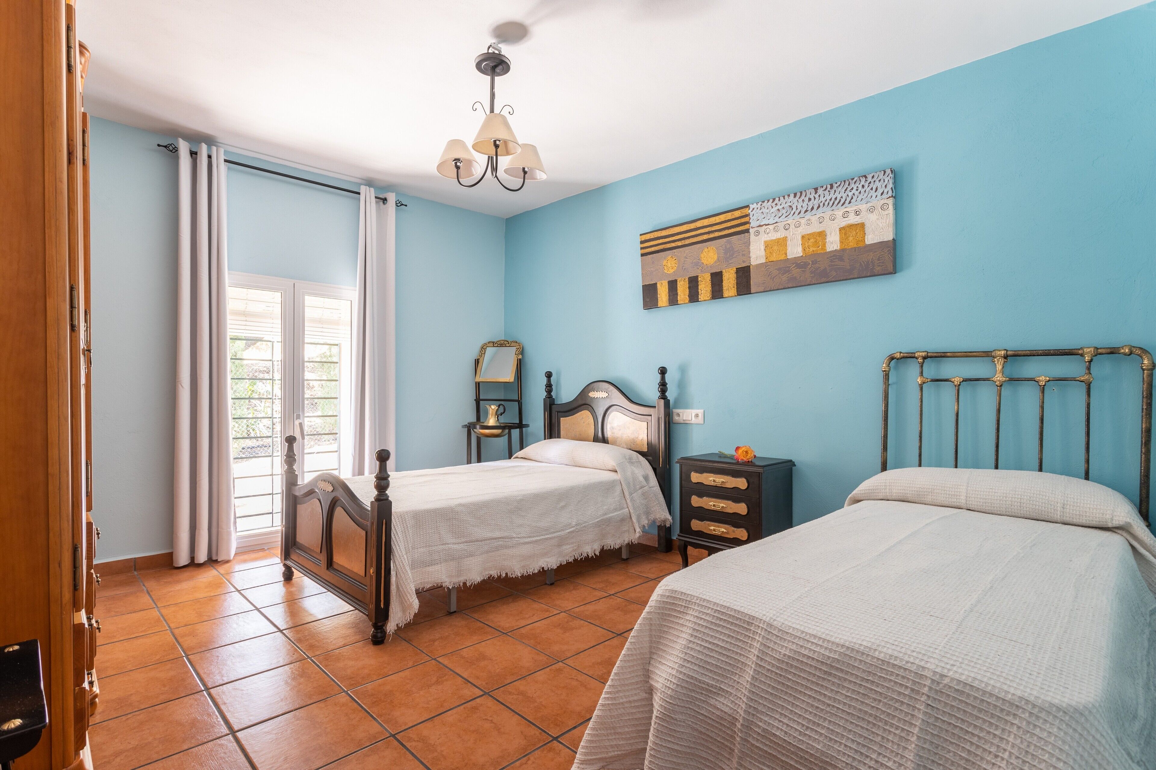 5 habitaciones, tabla de planchar con plancha y wifi gratis 