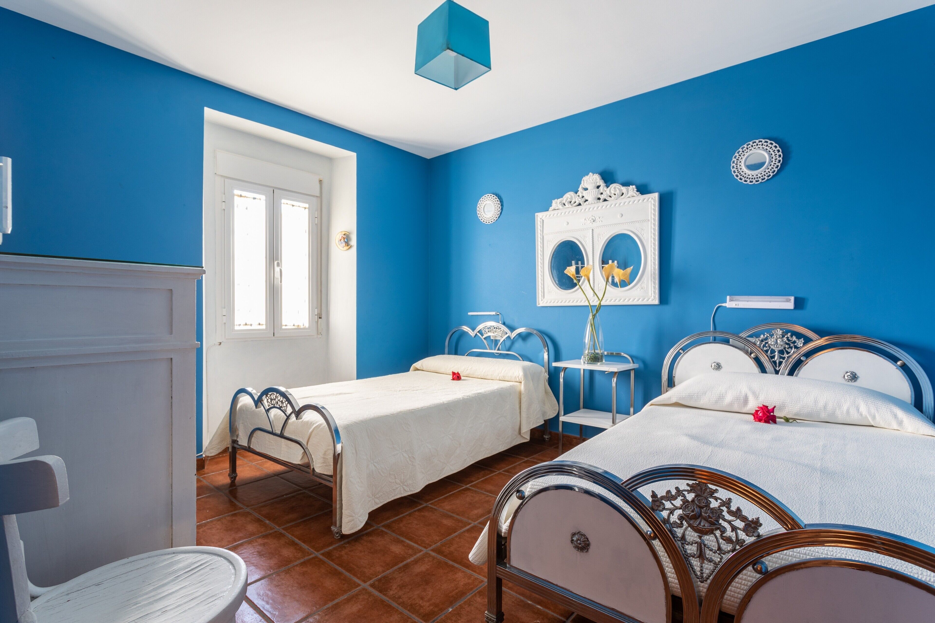 5 habitaciones, tabla de planchar con plancha y wifi gratis 