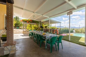 Outdoor dining - Holiday Home "Cortijo Rural Puerto Nuevo" with Pool, Garden, Terrace & Wi-Fi (Málaga)