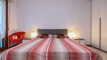 2 makuuhuonetta, silitysrauta/-lauta, ilmainen Wi-Fi, vuodevaatteet