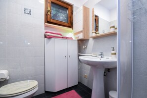 Suihku, hiustenkuivaaja, pyyhkeet