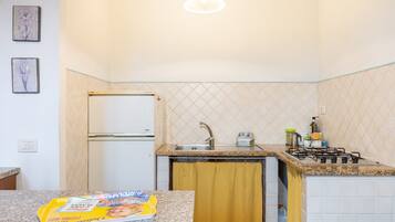 KĂŒhlschrank, Ofen, Herdplatte, Wasserkocher