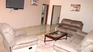 Apartament familiar | Sala d'estar | Televisor LCD de 32 polzades amb canals per cable i televisor