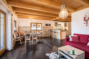 Un intérieur moderne comprenant un coin repas, une cuisine et un espace de vie.