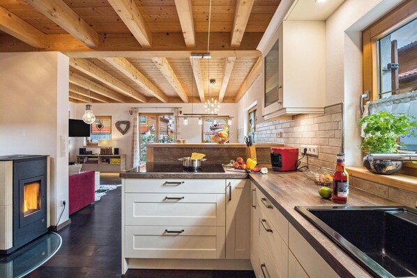 Kjøleskap, mikrobølgeovn, ovn og kokeplater