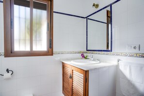 Shower, hair dryer, towels