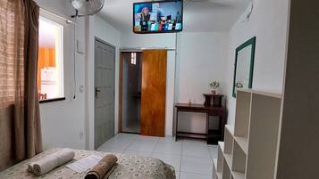 Quarto família | Escrivaninha, Wi-Fi de cortesia, roupa de cama