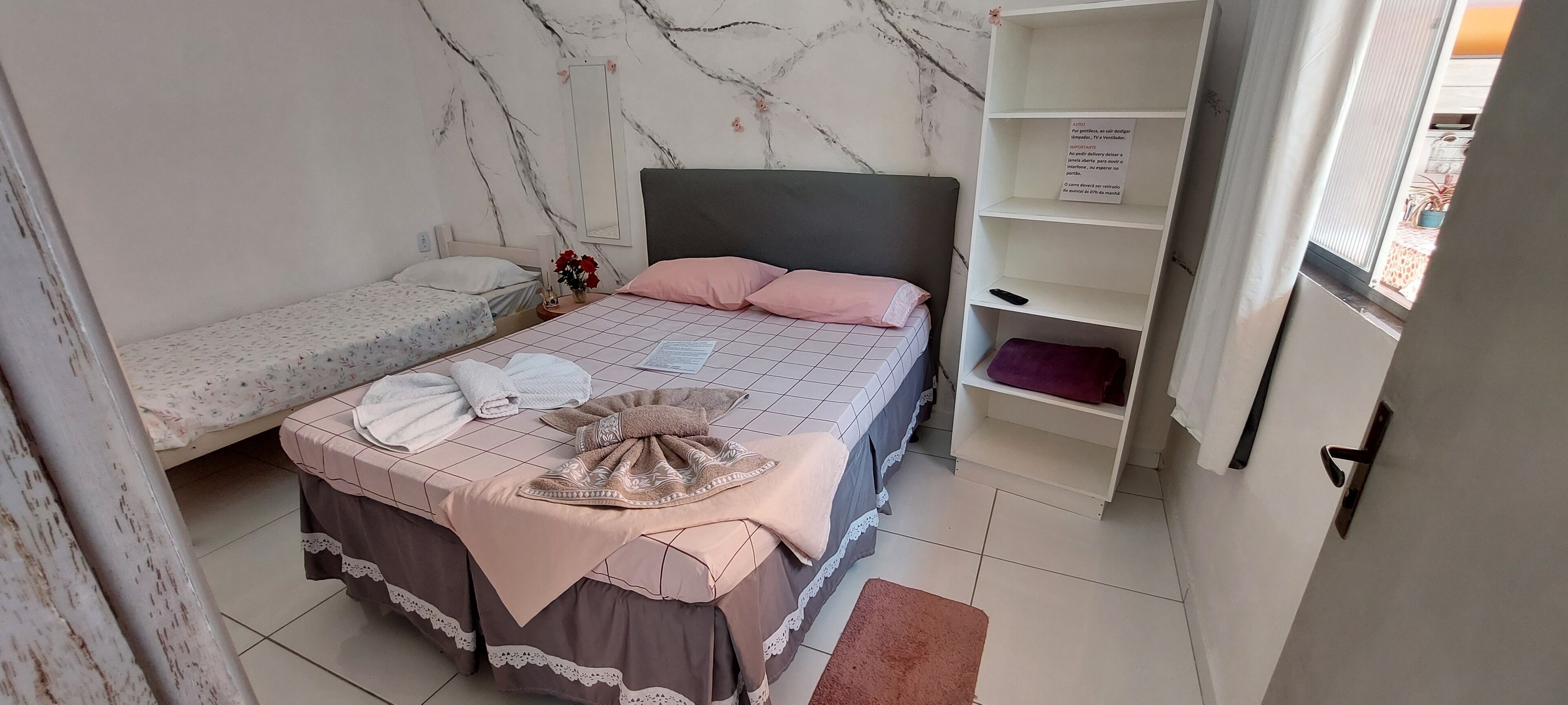 Quarto casal conforto, 1 cama de casal | Escrivaninha, Wi-Fi de cortesia, roupa de cama