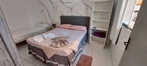 Quarto casal conforto, 1 cama de casal | Escrivaninha, Wi-Fi de cortesia, roupa de cama