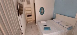 Comfort Double Room, 1 Double Bed | Desk, free WiFi, bed sheets - Guest House Palmeiras (Cabo Frio)