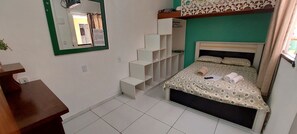 Family Room | Desk, free WiFi, bed sheets