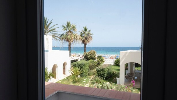A view of a beach with palm trees and a clear sky. - Villa Blumarine (San Vito Lo Capo)