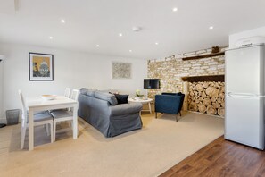 Traditional Apartment, 5 Bedrooms | Living area - Charming Cotswold Getaway Apartments in Burford (Burford)