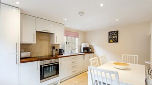 Traditional Apartment, 5 Bedrooms | Private kitchen | Full-size fridge, microwave, oven, stovetop - Charming Cotswold Getaway Apartments in Burford (Burford)