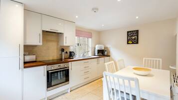 Traditional Apartment, 5 Bedrooms | Private kitchen | Full-sized fridge, microwave, oven, stovetop