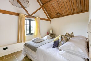 Traditional Cottage (12 Bedrooms - 24 Guests)