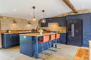 Traditional Cottage (12 Bedrooms - 24 Guests) | Private kitchen