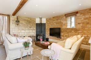 Traditional Cottage (12 Bedrooms - 24 Guests) | Living area