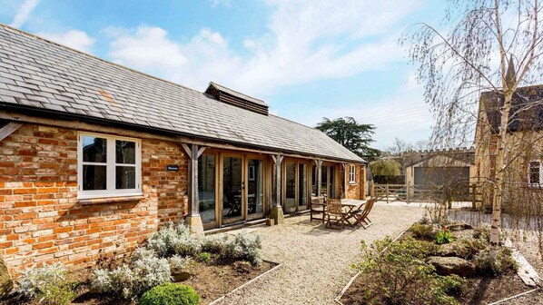 Exterior - Collection of five spacious barns near Faringdon (Faringdon)