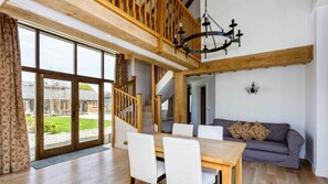 Traditional Cottage (14 Bedrooms - 28 Guests) | In-room dining - Collection of five spacious barns near Faringdon (Faringdon)