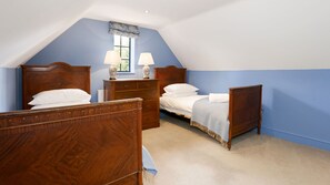 Traditional Cottage, 6 Bedrooms | 6 bedrooms, premium bedding, individually decorated