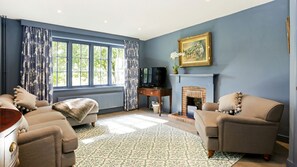 Cottage Tradition, 6 chambres | Salle de séjour | Cheminée