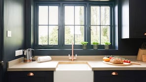Refrigerador con freezer, microondas, horno, placa de cocina