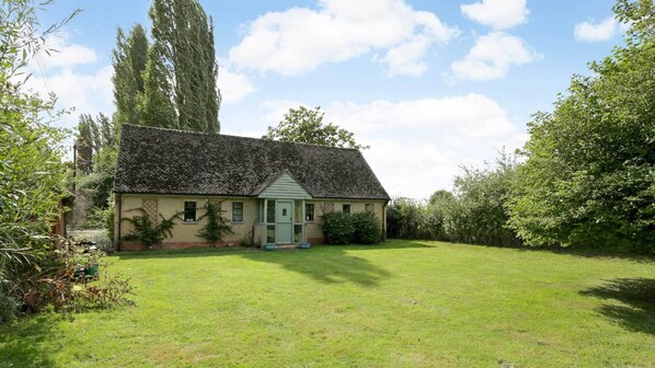 Traditional Cottage, 6 Bedrooms | Garden view