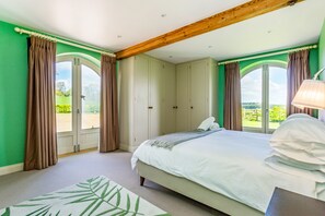 4 Schlafzimmer, hochwertige Bettwaren, individuell dekoriert