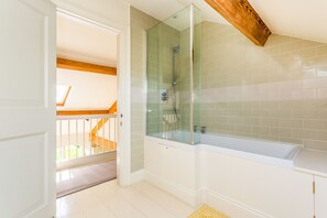 Traditional Cottage, 4 Bedrooms | Bathroom | Hair dryer, towels