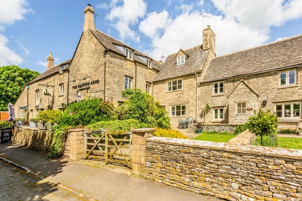 Front of property - Quintessential Cotswold Cottage near Cirencester (Cirencester)
