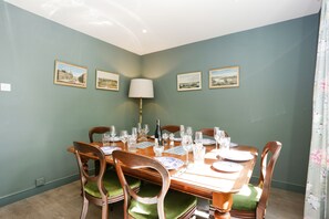 Traditional Cottage, 3 Bedrooms | In-room dining - Sensational Oxfordshire Home with Stunning Views (Witney)