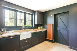 Traditional Cottage, 3 Bedrooms | Private kitchen