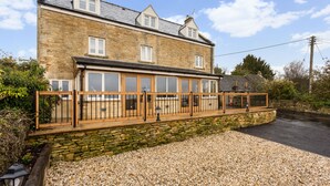Front of property - Spacious 4 bed Home with Fabulous Cotswold Views (Moreton-in-Marsh)