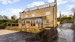 Front of property - Spacious 4 bed Home with Fabulous Cotswold Views (Moreton-in-Marsh)