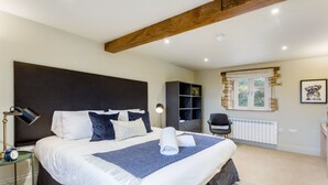 4 bedrooms, premium bedding, laptop workspace, iron/ironing board - Spacious 4 bed Home with Fabulous Cotswold Views (Moreton-in-Marsh)