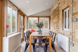 Luxury Cottage, 4 Bedrooms | In-room dining