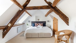 Unclassified image, 5 of 14, button - Spacious Cotswold High Street Apartment in Burford (Burford)
