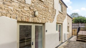 Unclassified image, 2 of 14, button - Spacious Cotswold High Street Apartment in Burford (Burford)