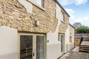 Exterior - Spacious Cotswold High Street Apartment in Burford (Burford)