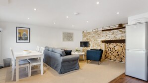 Unclassified image, 3 of 14, button - Spacious Cotswold High Street Apartment in Burford (Burford)