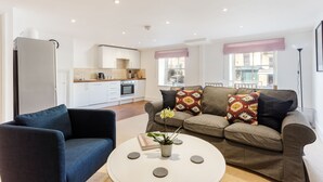 Unclassified image, 4 of 14, button - Spacious Cotswold High Street Apartment in Burford (Burford)