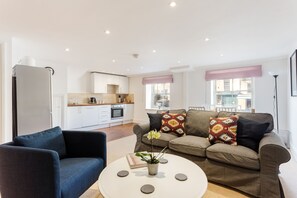 Traditional Apartment, 2 Bedrooms | Living room - Spacious Cotswold High Street Apartment in Burford (Burford)