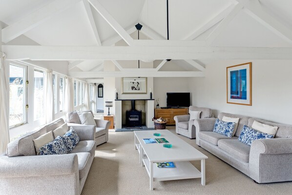 Traditional Cottage (15 Bedrooms - 35 Guests) | Living room | Fireplace