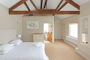 Traditional Cottage (15 Bedrooms - 35 Guests) | 15 bedrooms, premium bedding, individually decorated - Stunning Group of 3 Barn Conversions in Cotswolds (Bampton)