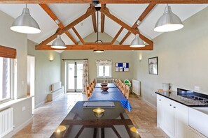 Traditional Cottage (15 Bedrooms - 35 Guests) | In-room dining