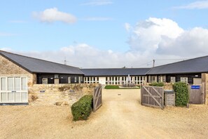 Exterior - Stunning Group of 3 Barn Conversions in Cotswolds (Bampton)